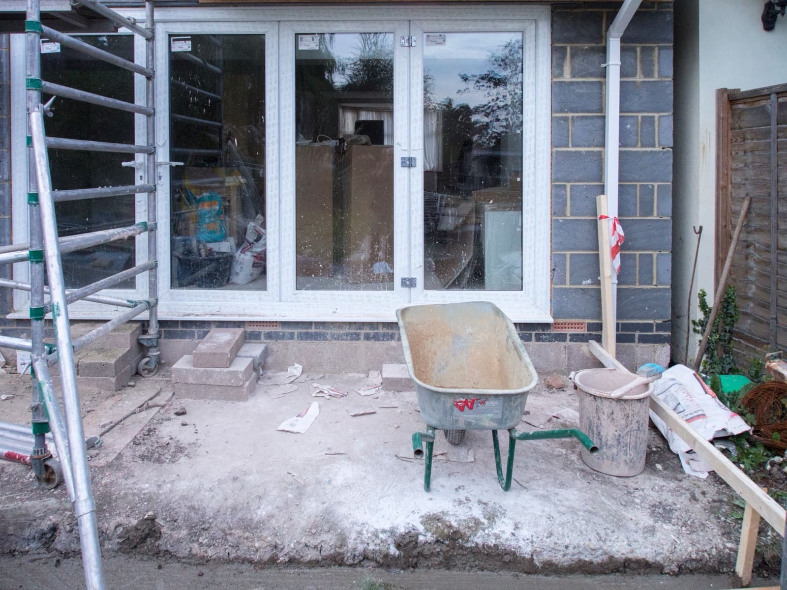 Nieuwe achtergevel met vouwwand tijdens de bouw van een uitbouw