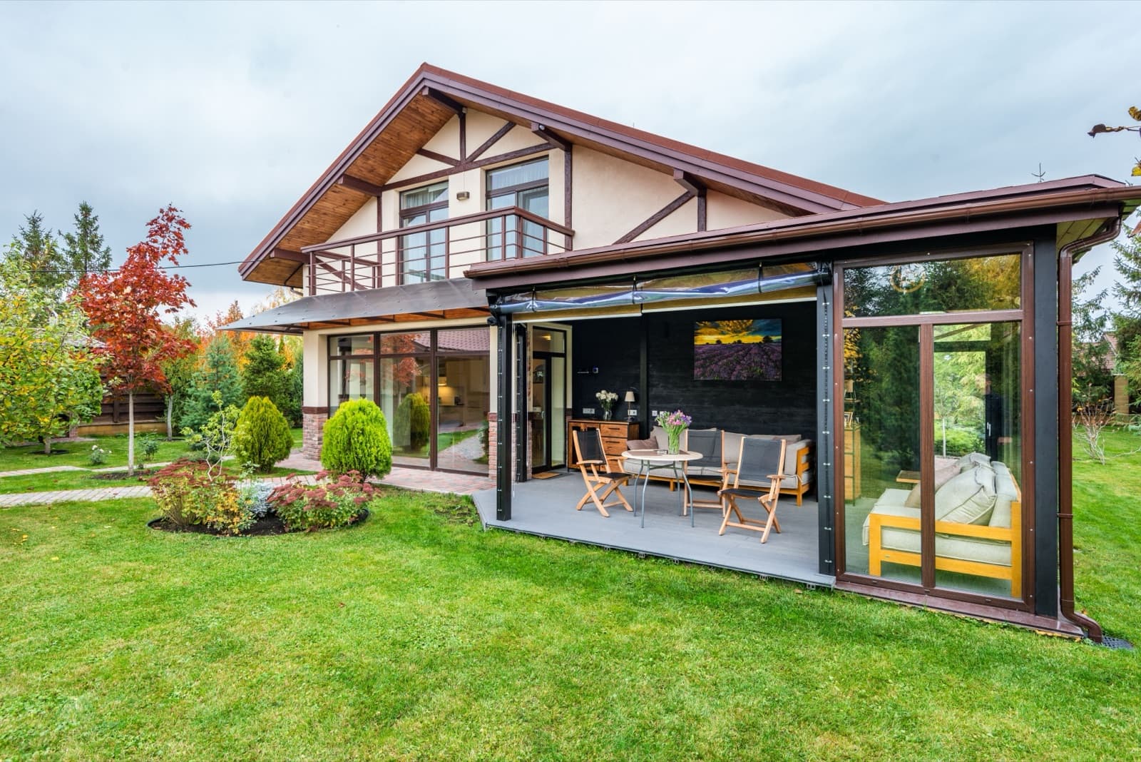 Woning met glazen serre-aanbouw en overdekt terras als eindresultaat