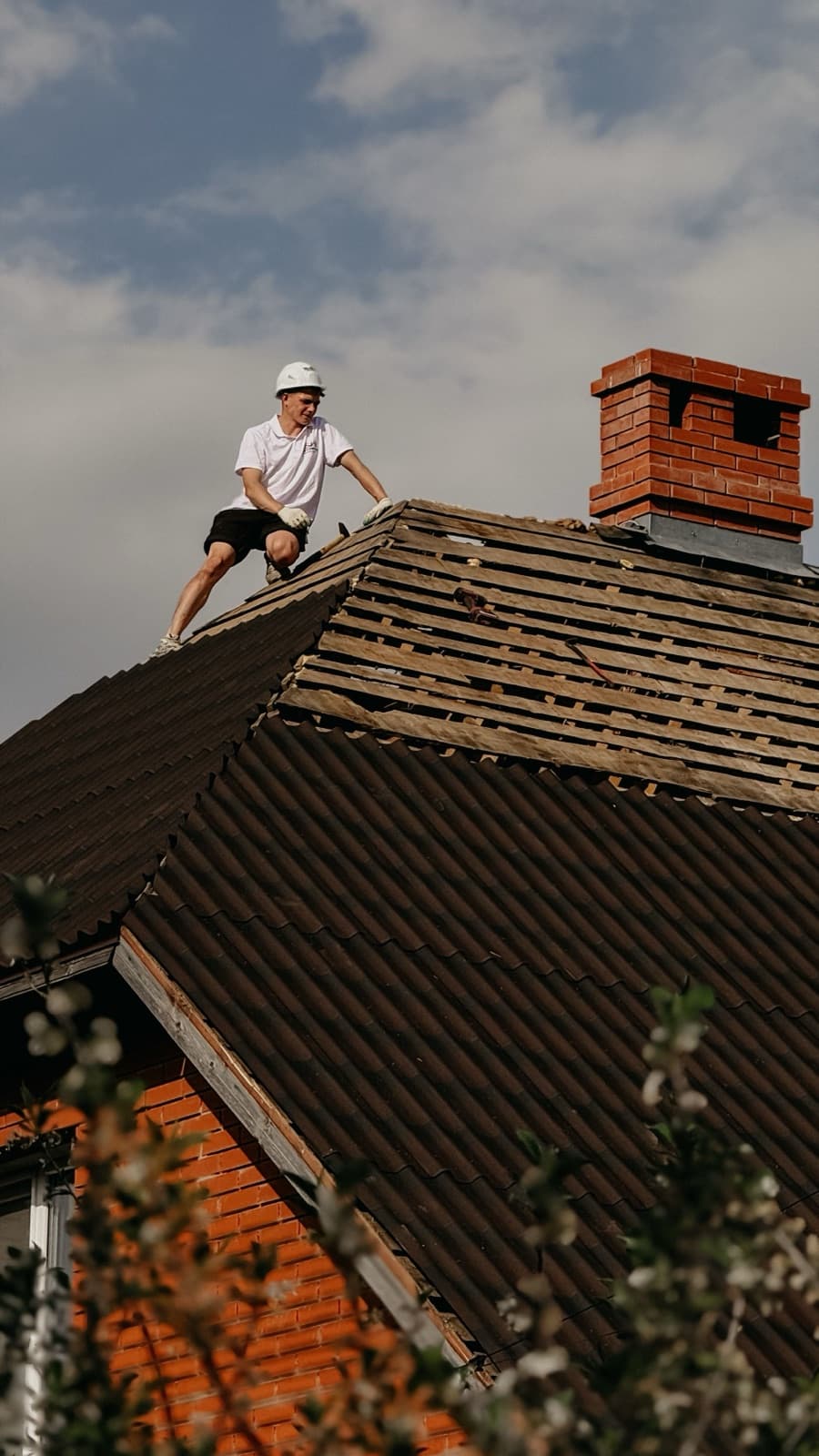 Dakdekker werkt aan het dakbeschot van een hellend dak