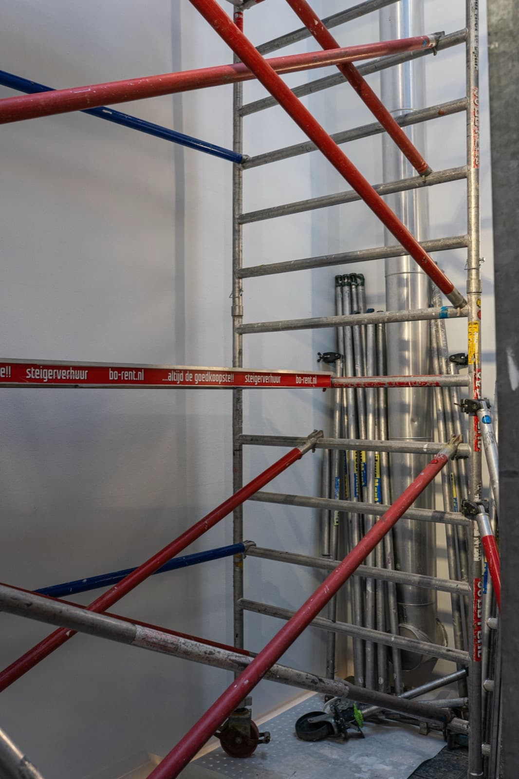Kamersteiger opgesteld voor schilderwerk op hoogte