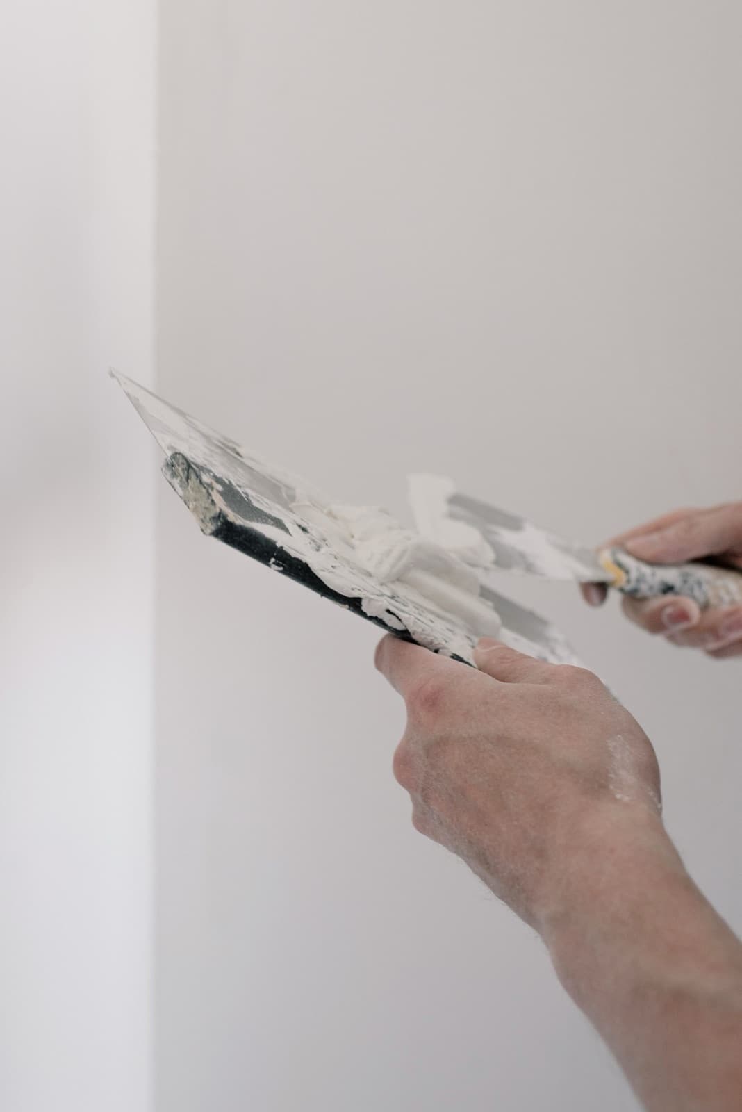 Plamuurmessen met stucmateriaal voor het glad afwerken van de wand
