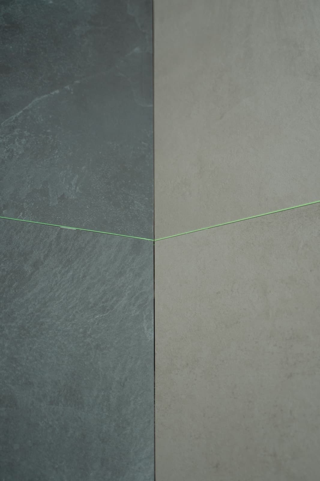 Wandtegels stellen met een laserlijn voor een strakke aansluiting